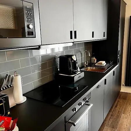 Bijou Boutique Luxury One And Two Bedroom Apartments, Location,parking *