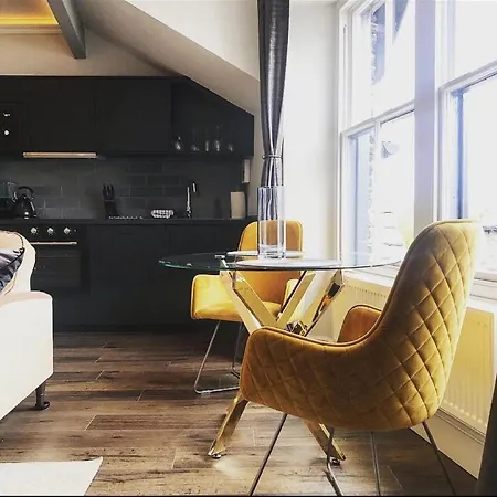 Bijou Boutique Luxury One And Two Bedroom Apartments, Location,parking *